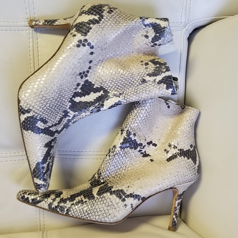 Isaac Mizrahi made in Italy Snake Skin Booties 7.5